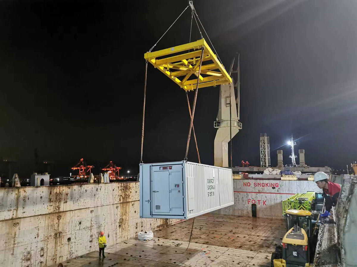 斐济特种柜起吊现场