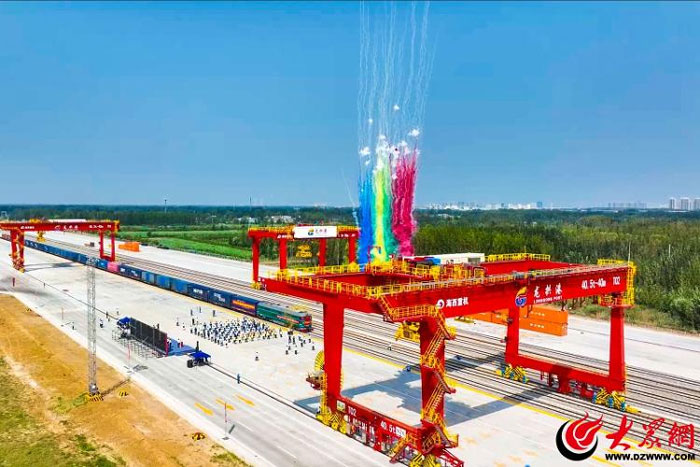 The China-Europe freight train entered the Grand Canal