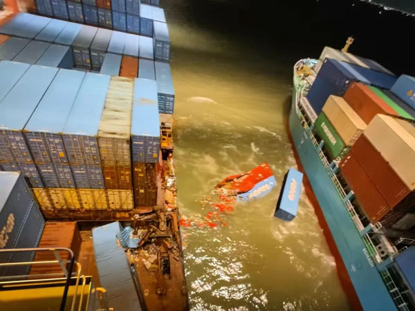 Guangzhou Nansha terminal container fell into the water