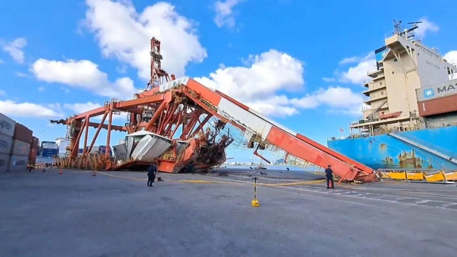 Barge Carrier Knocks Over Gantry Crane at Port of Keelung in Taiwan