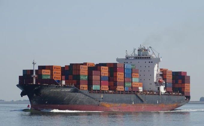 Maersk charters super-Panamax container ships