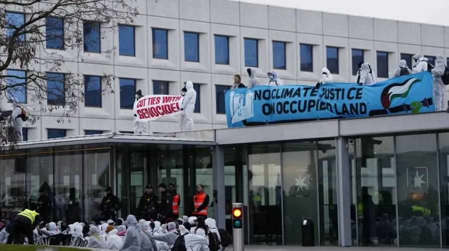 Protesters blocked the entrance to the headquarters of Maersk, which is suspected of transporting ammunition