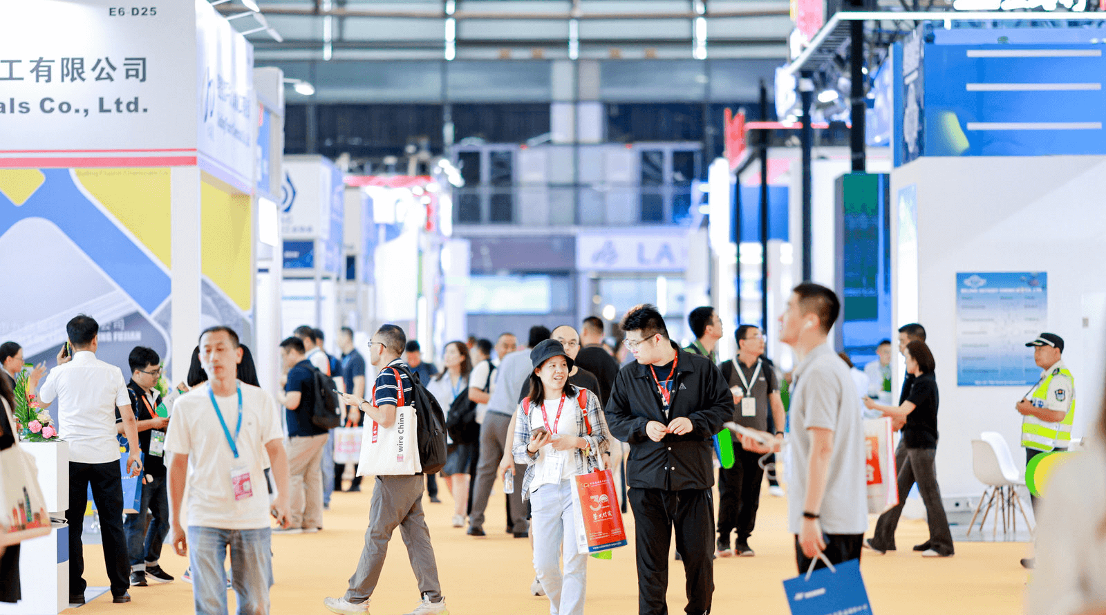 ICIF化工展览会逛展人群