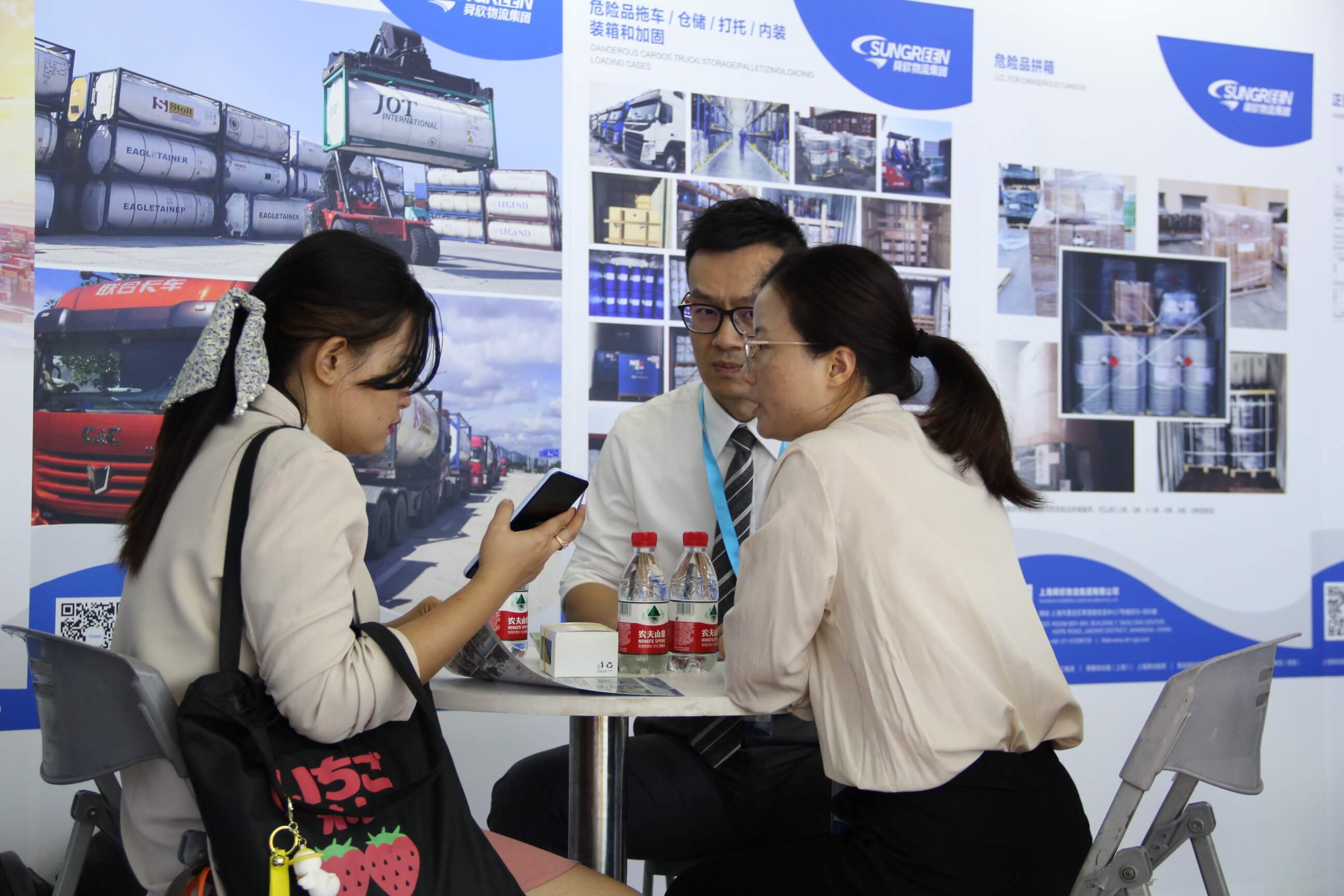 舜欣物流展位客户洽谈