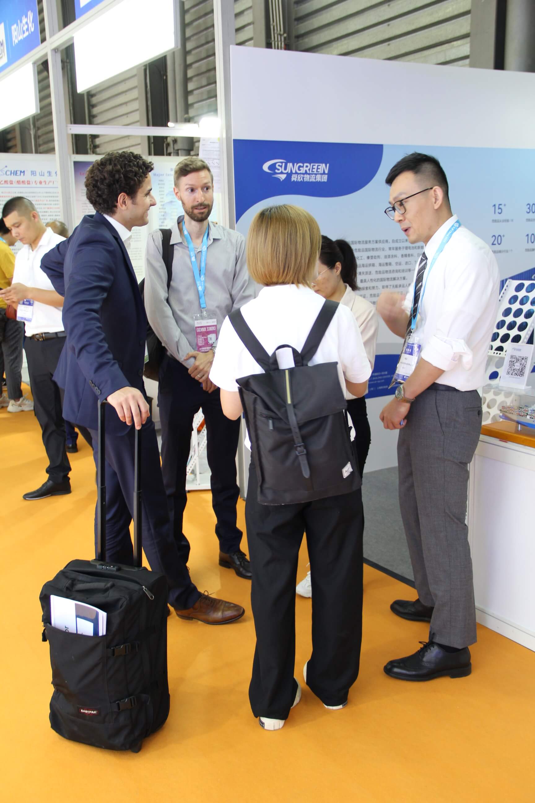 国外客户参观舜欣物流展位